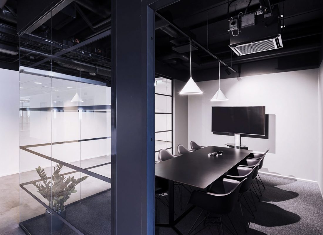 Rakentamamme neuvotteluhuone asiakaskohteessa Espoossa.