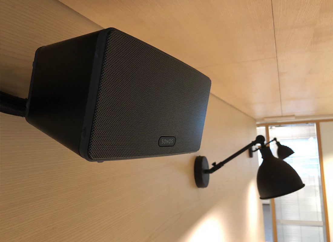 Asiakaskohteen kahvilatilaan asentamamme langaton äänentoisto.